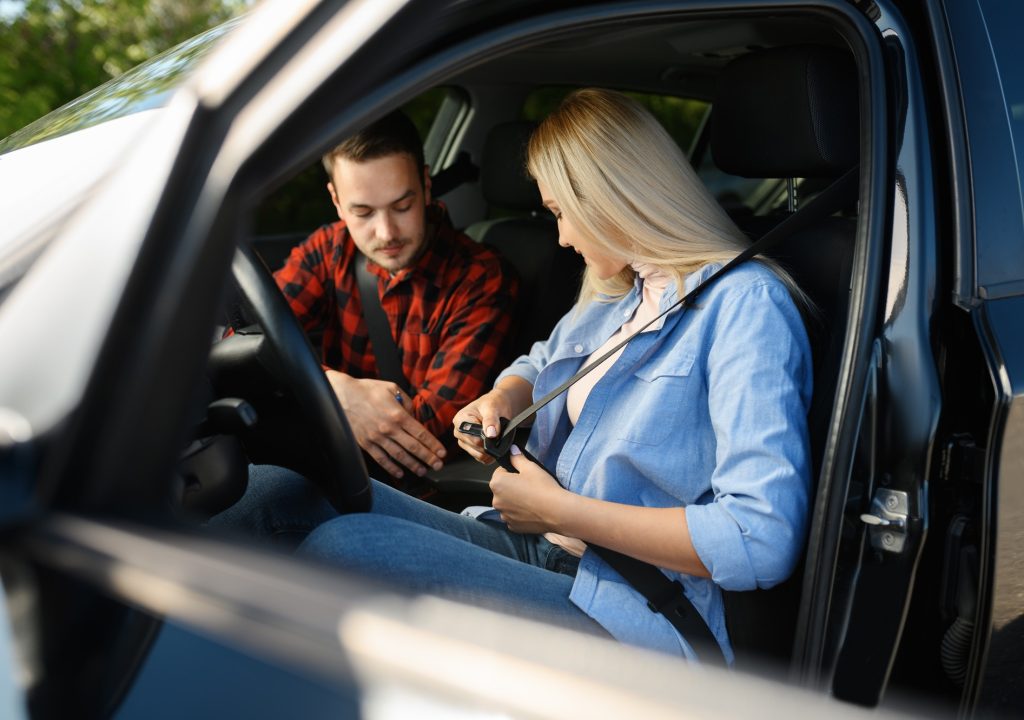 student-fastens-seat-belt-in-car-driving-school-1.jpg